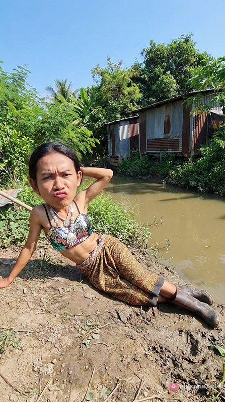 หญิงสาวในชุดพื้นเมืองริมคลอง